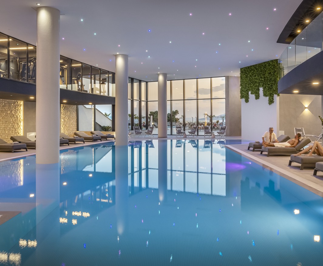 Cuople relaxing at the swimmingpool at the Aminess Laurel Khalani hotel.
