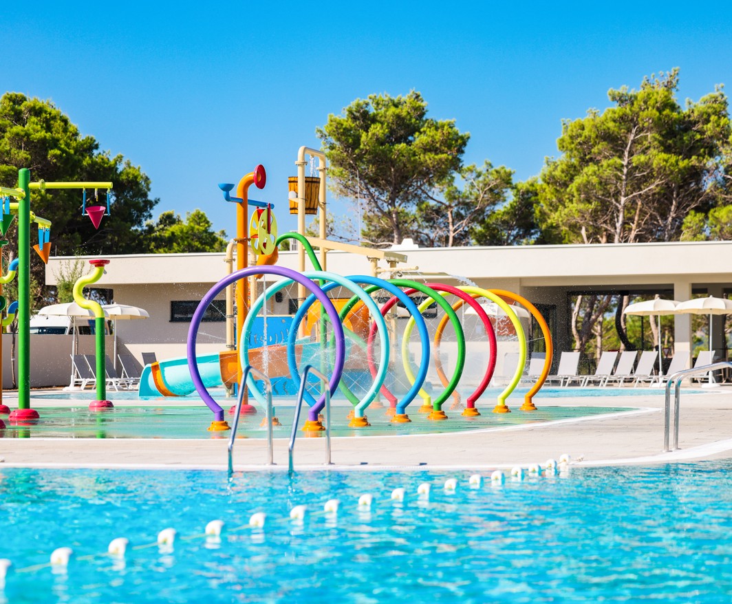 Vodni park z bazenom in vodnim igriščem v Aminess Avalona Camping Resortu