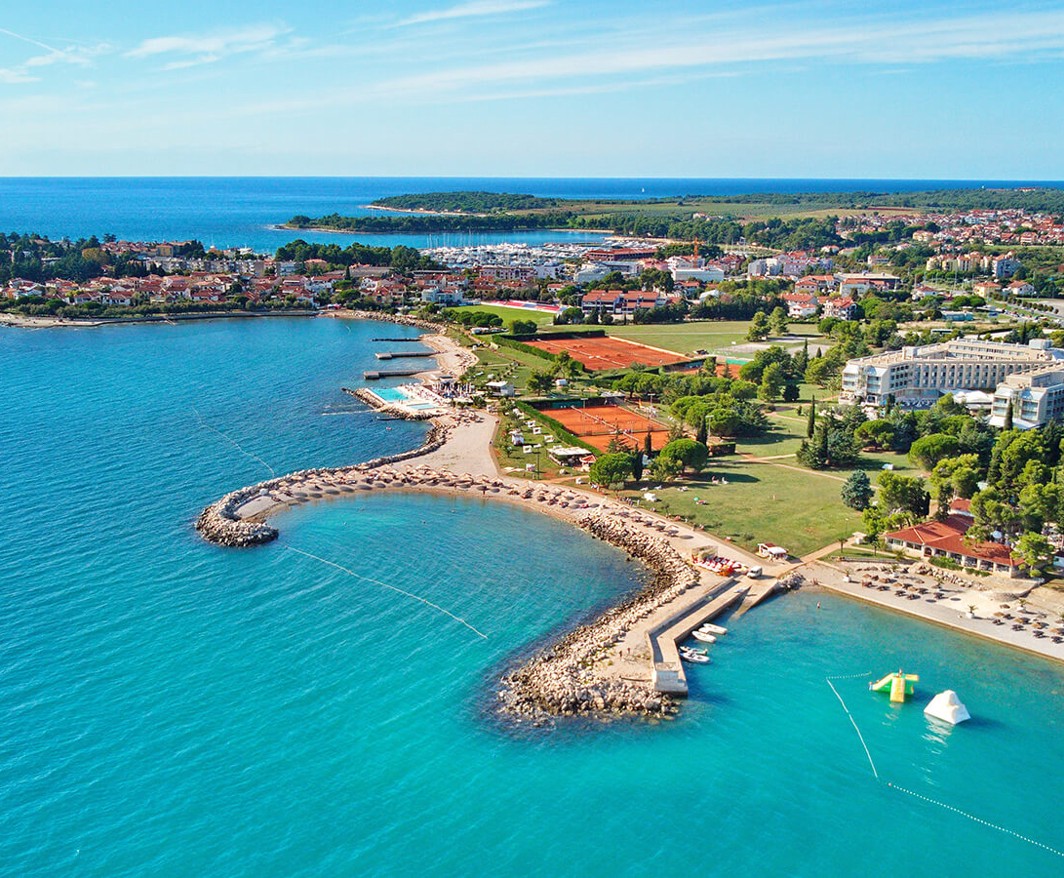 Vista aerea dell'Aminess Maradiso Hotel Laguna, hotel, e il mare a Novigrad