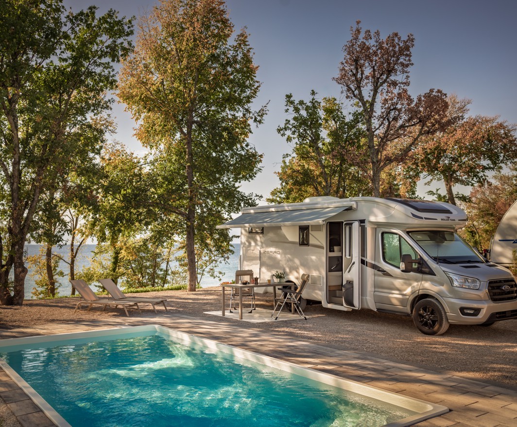 Luksuzna kamp parcela ob morju z zasebnim bazenom za avtodome v kampu Aminess