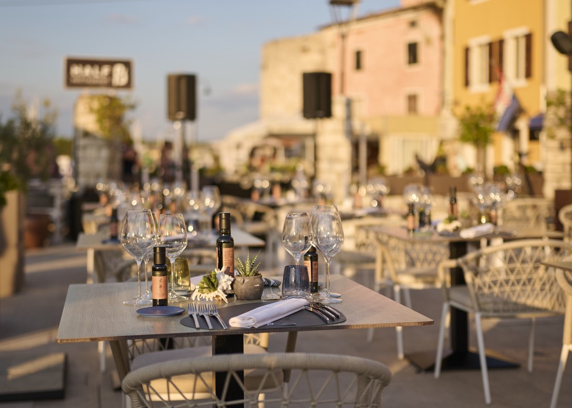 aminess-half-eight-restaurant-outdoor-terrace
