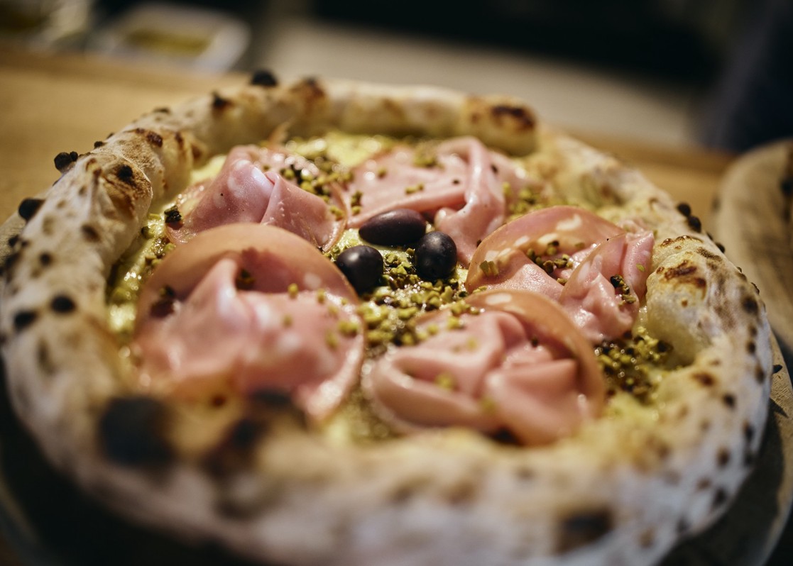 aminess-kadoor-restaurant-karlovac-pizza-ham-olives-pistachios