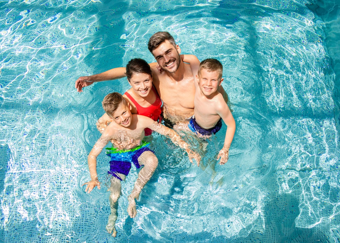 aminess-blog-springtime-vacation-in-makarska-family-in-pool