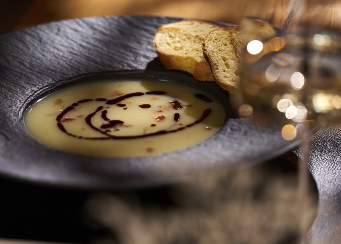 aminess-kadoor-hotel-restaurant-creamy-soup-toast