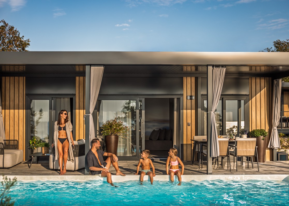 Style_Camping_Atea_Resort_2025_Lifestyle_Amber_Sea_Luxury_HH_with_pool_01