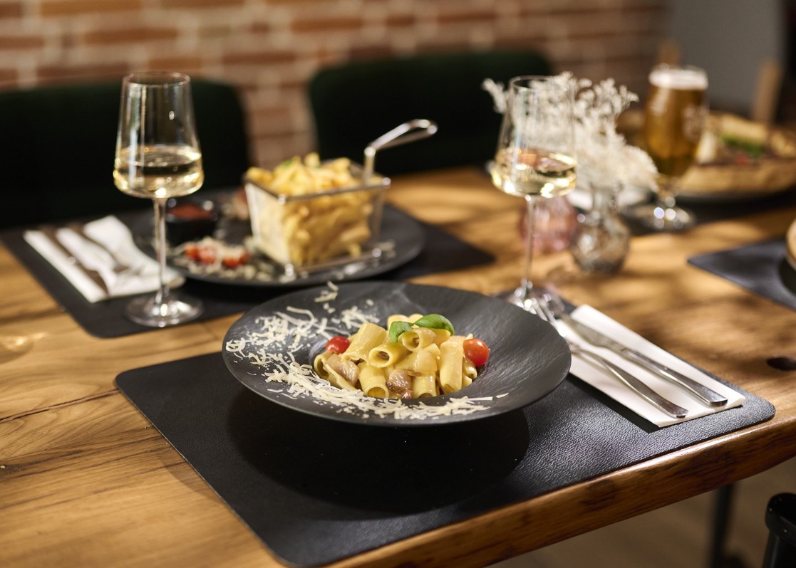 aminess-kadoor-hotel-restaurant-pasta-white-wine