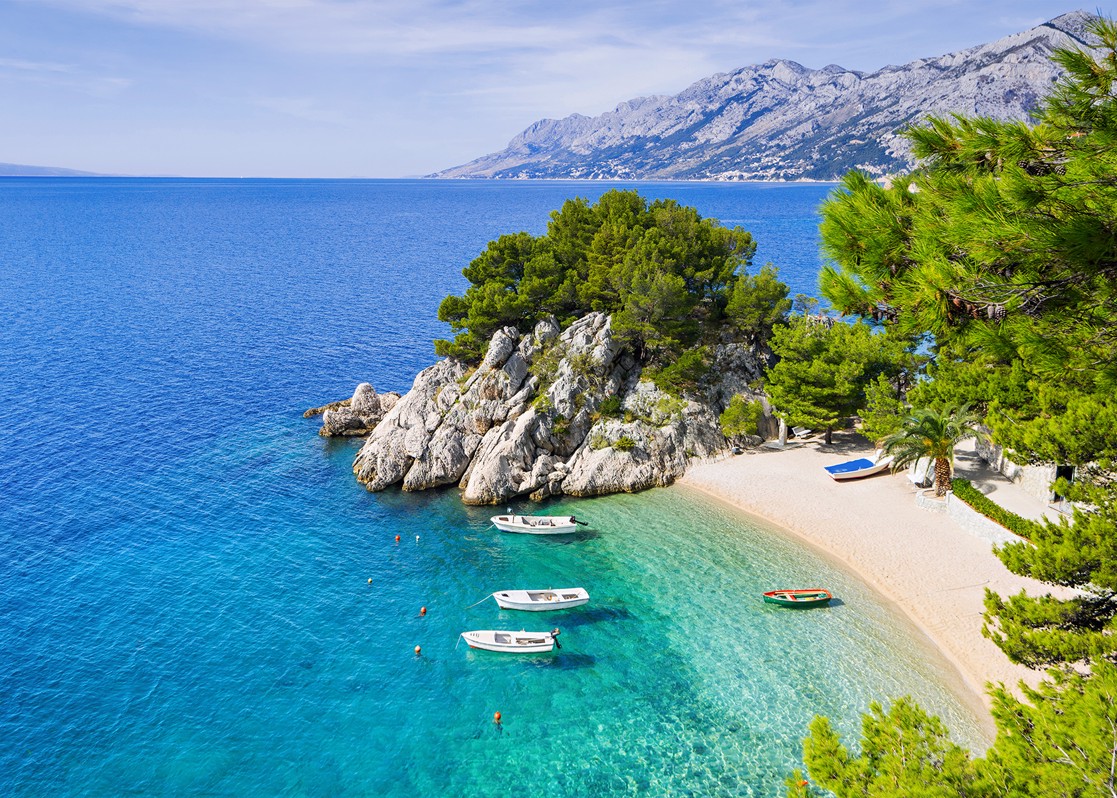 aminess-makarska-hidden-bay-pebble-beach-boats