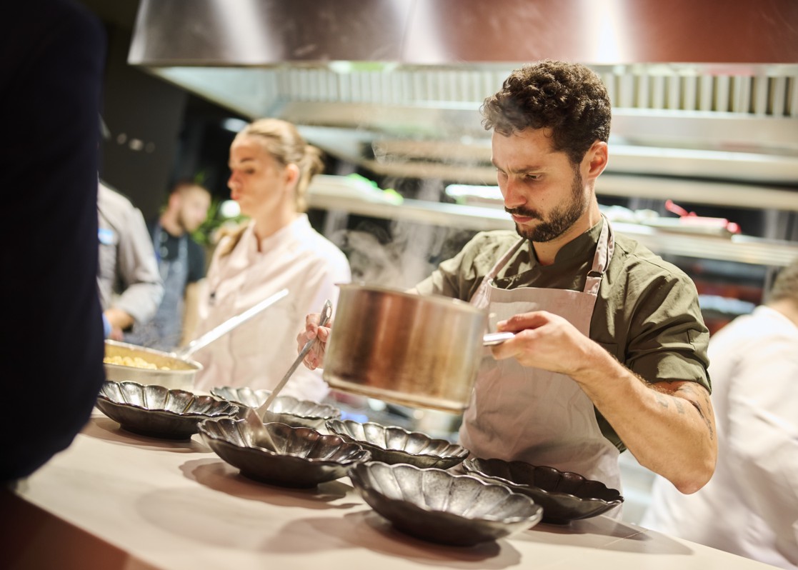 aminess-blog-chef-bogdan-in-kitchen