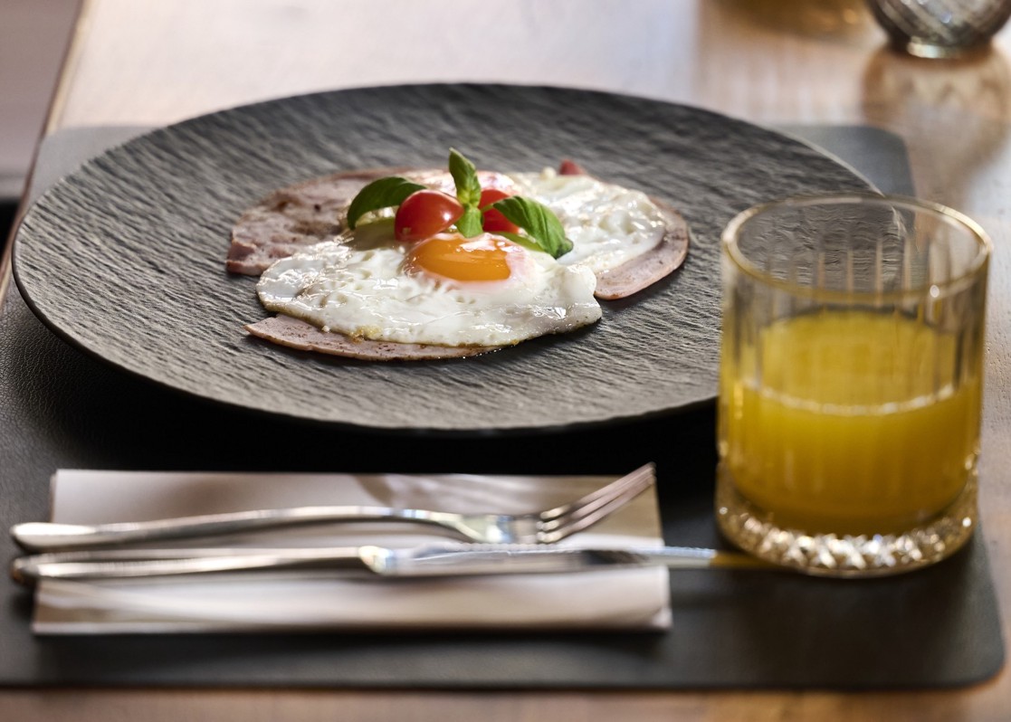 aminess-kadoor-hotel-breakfast-fried-egg-orange-juice