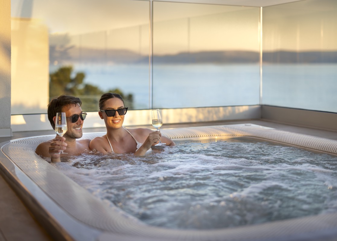 aminess-younique-narrivi-hotel-jacuzzi-relaxation