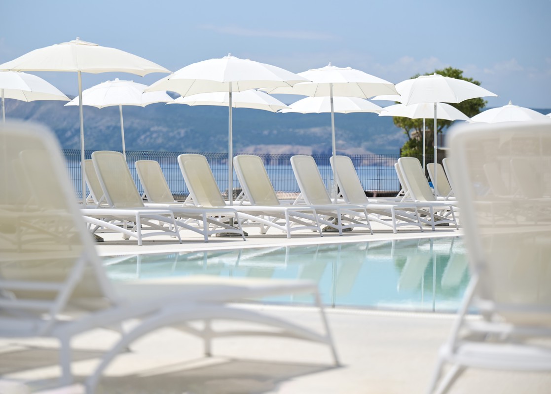 aminess-blog-outdoor-poolside-with-sunbeds-and-sea-view