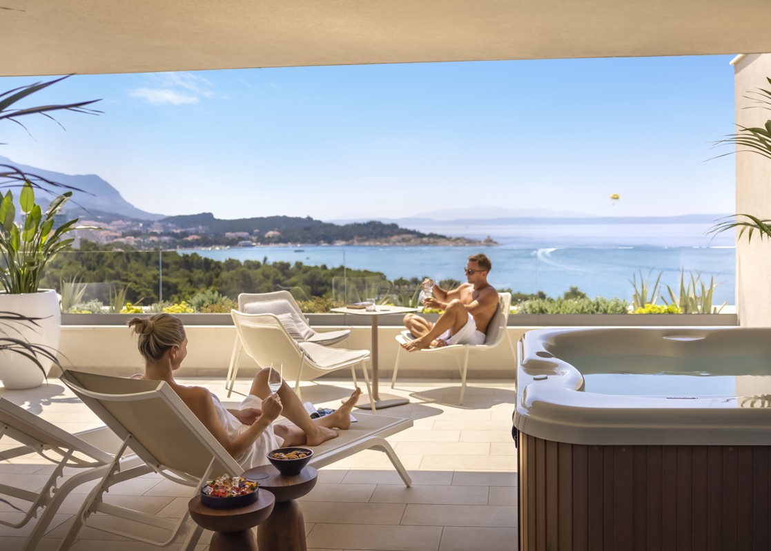 blog-aminess-laurel-balcony-couple-whirpool