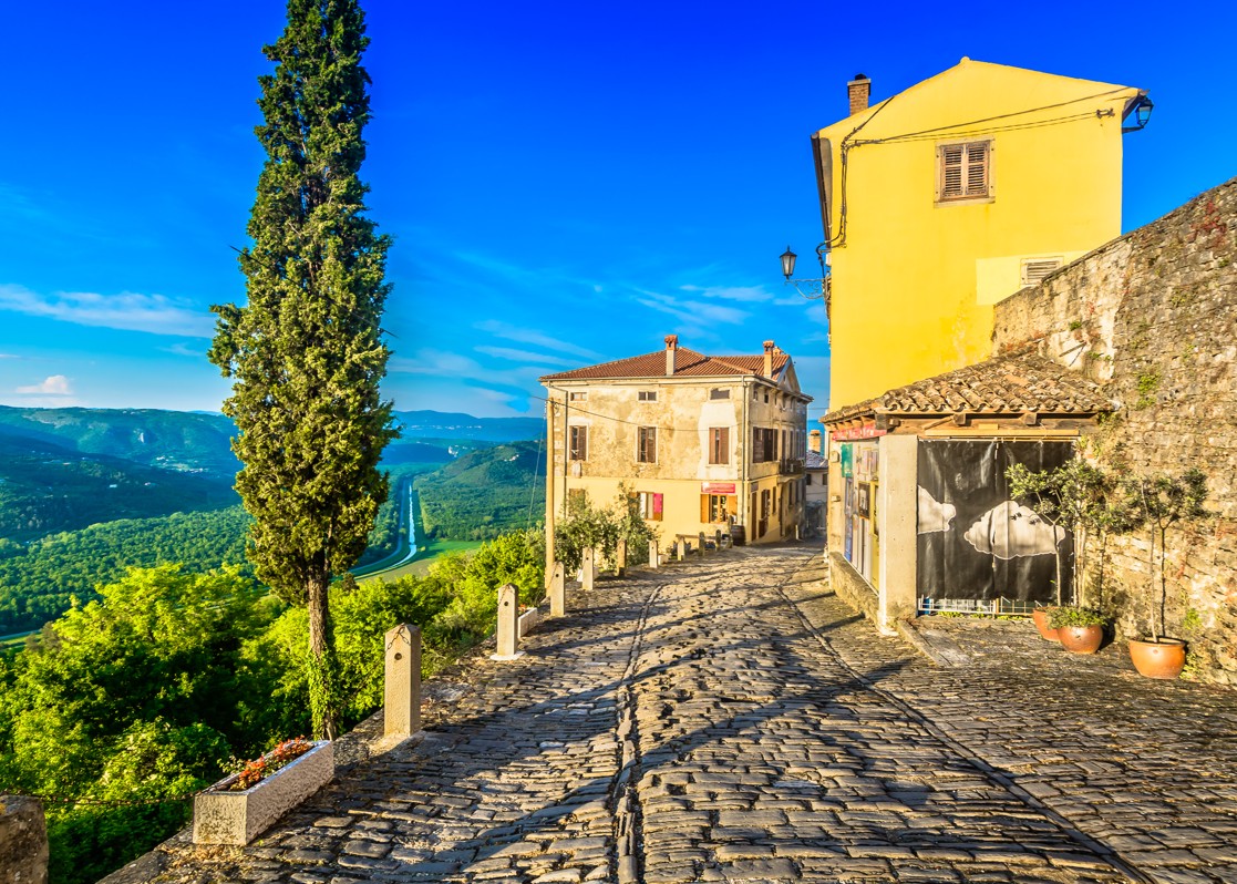 aminess-blog-magical-istrian-hilltop-towns-motovun-street