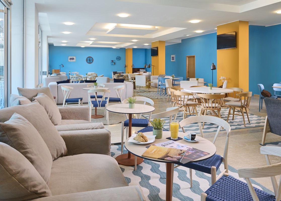 aminess-blog-hotel-lobby-bar-with-cozy-seating-and-colorful-decor