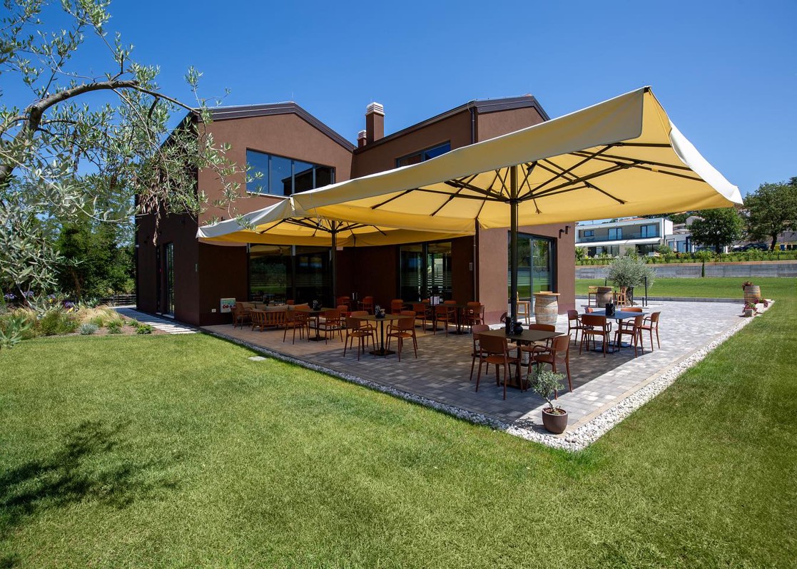 aminess-blog-must-visit-wineries-of-istria-damjanic-terrasse