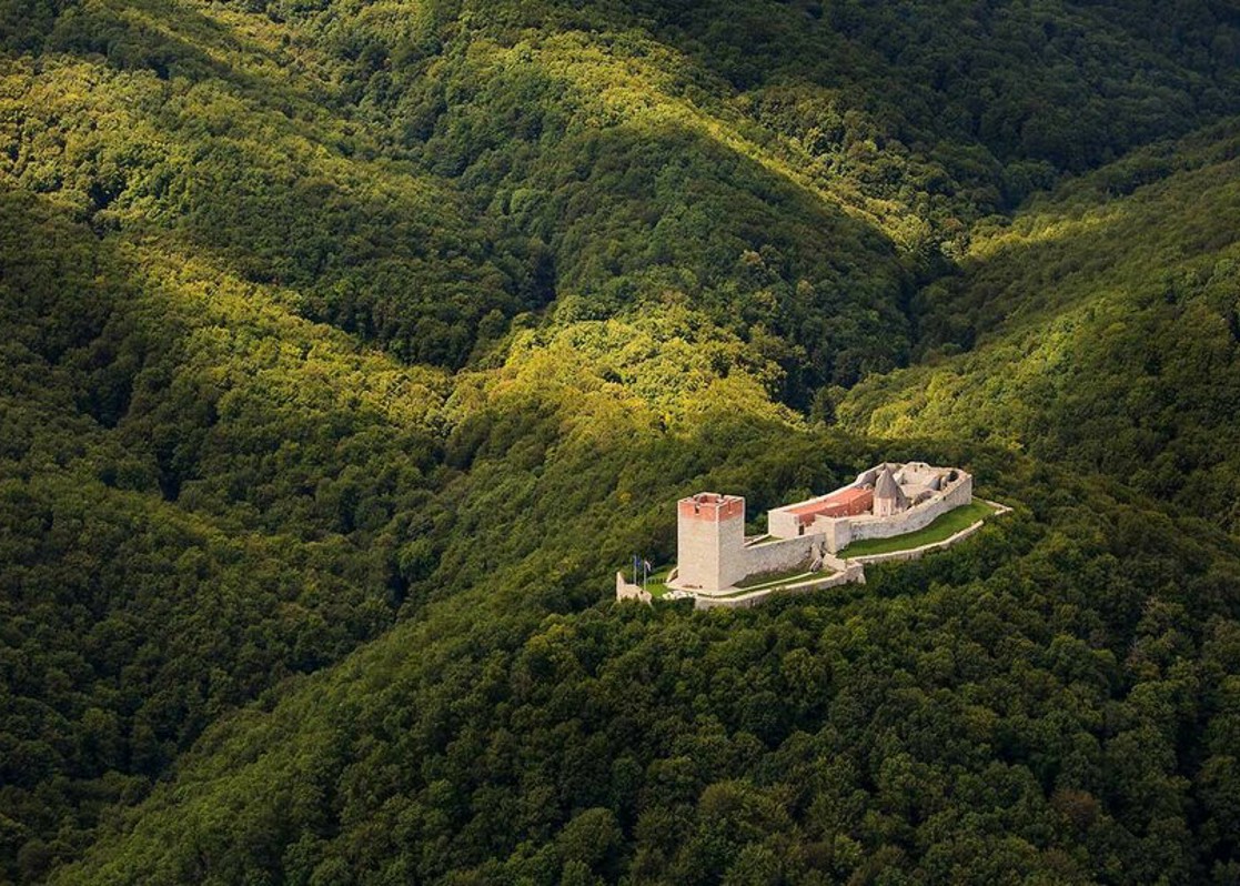 aminess-blog-medvednica-forest-castle-view