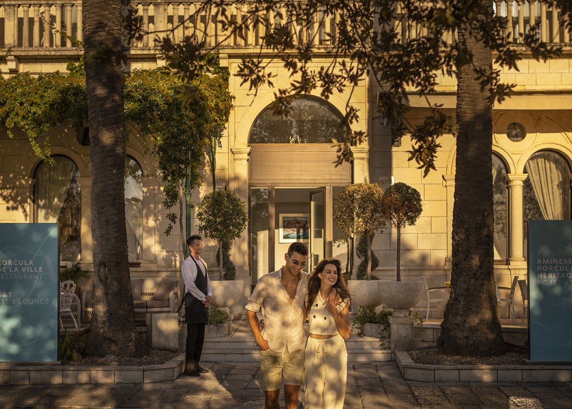 aminess-korcula-spring-hotel-entrance-couple