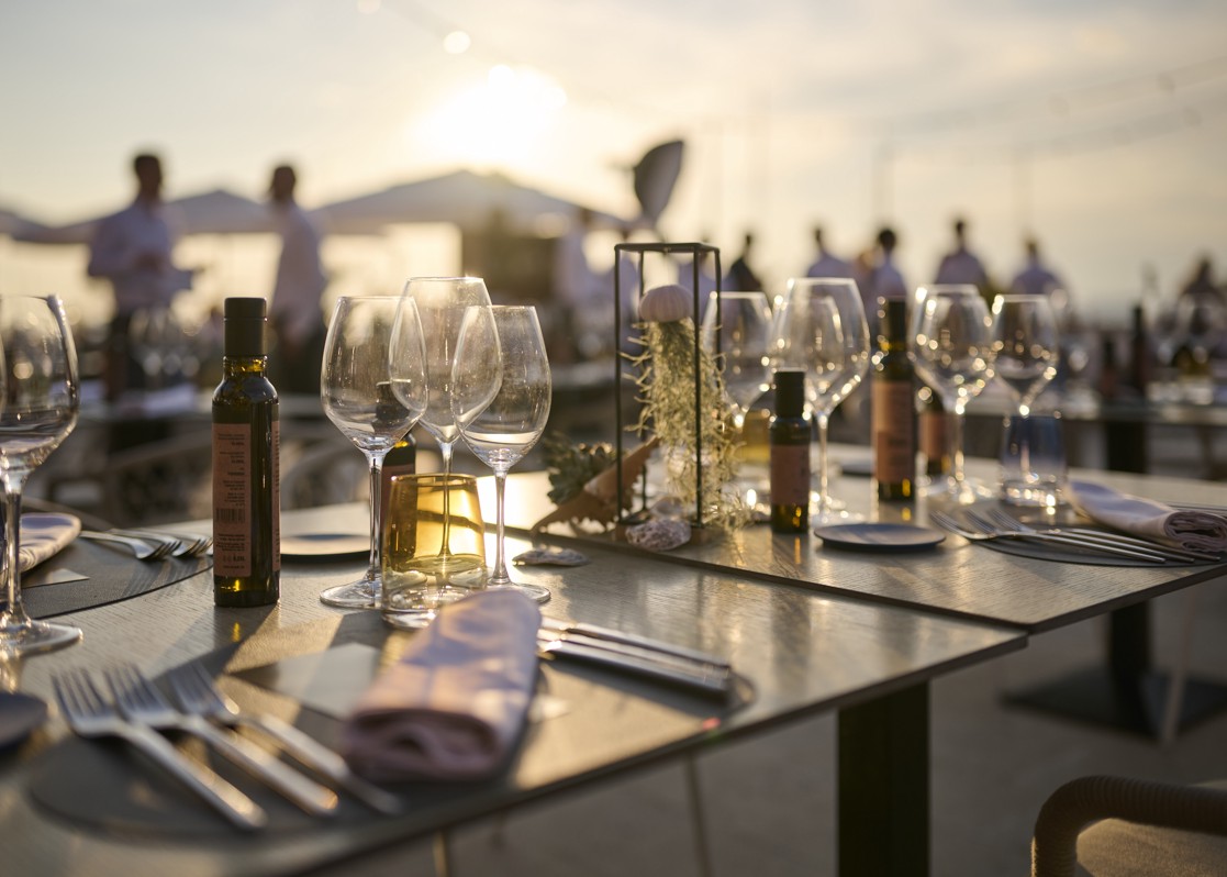 aminess-wine-gourmet-night-table-sunset
