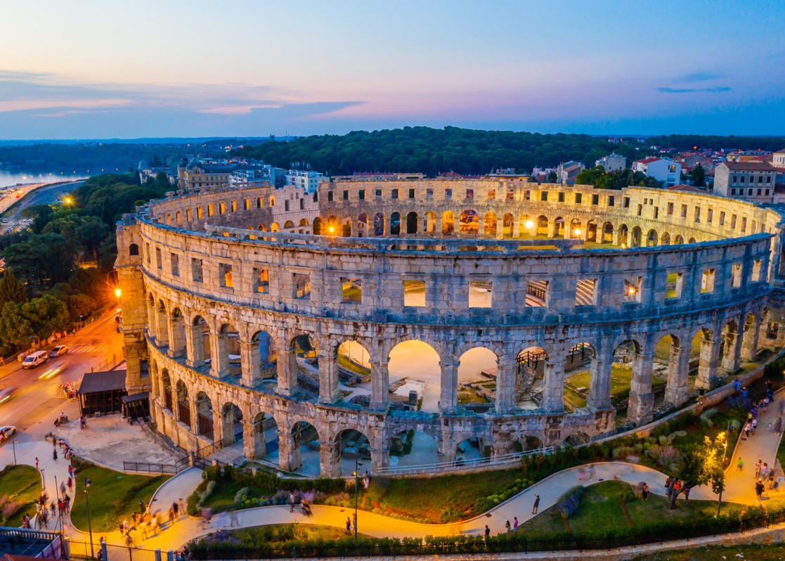 aminess-blog-reasonsw-why-you need-to-visit-croatia-pula-amphitheater