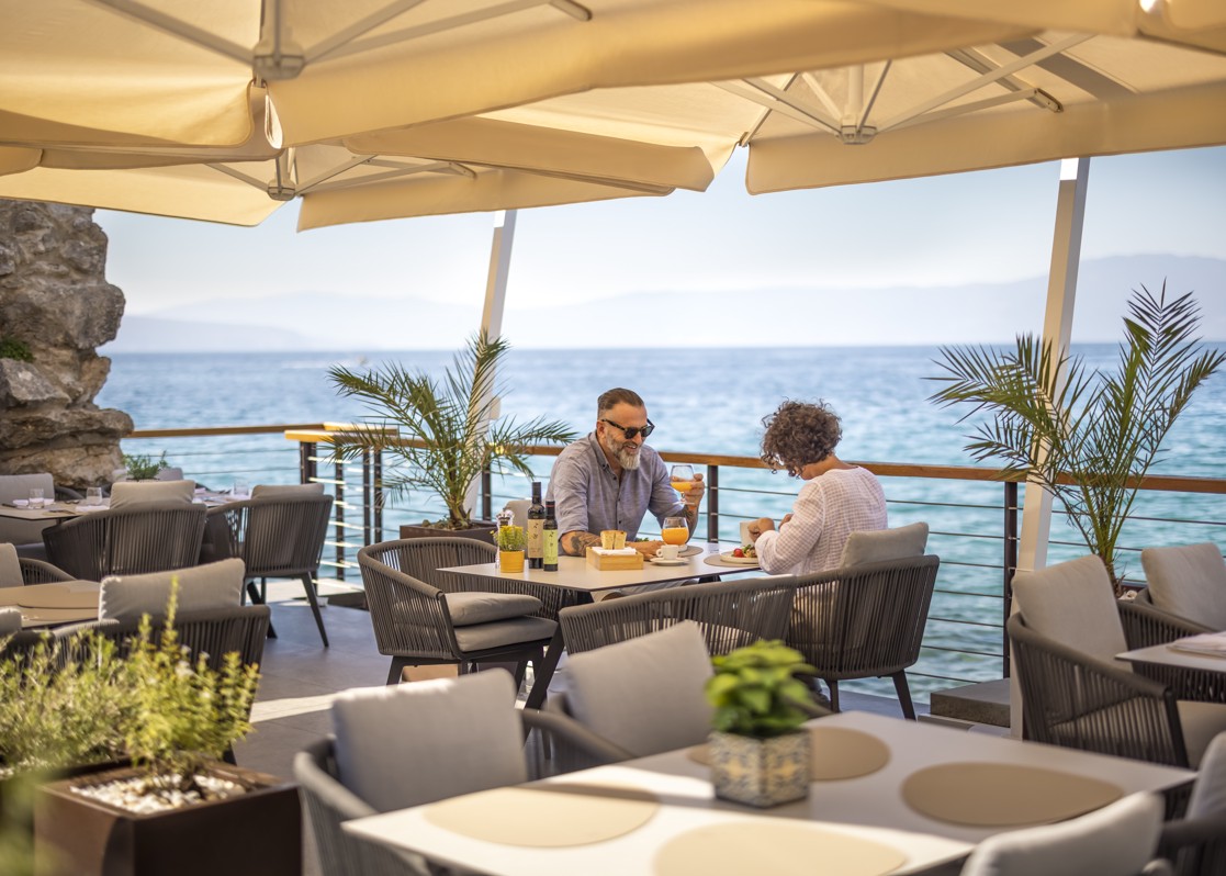 aminess-blog-is-croatia-a-good-wedding-destination-happy-couple-lunch