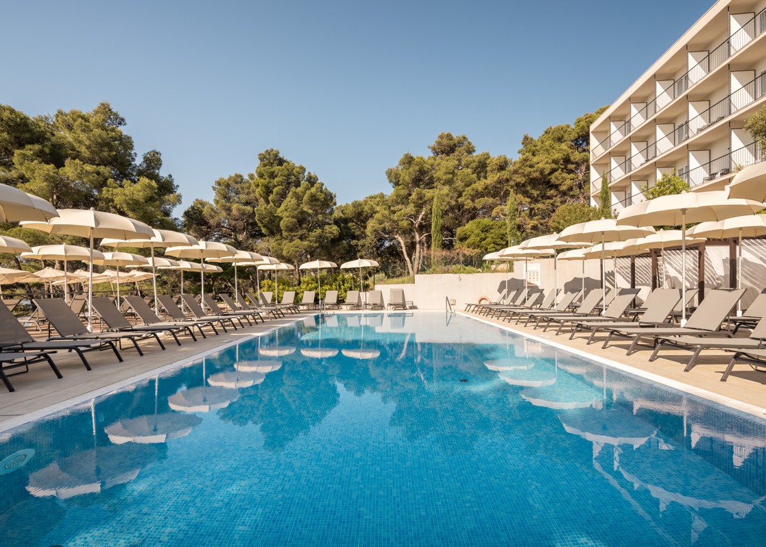 aminess-younique-senses-resort-hvar-pool