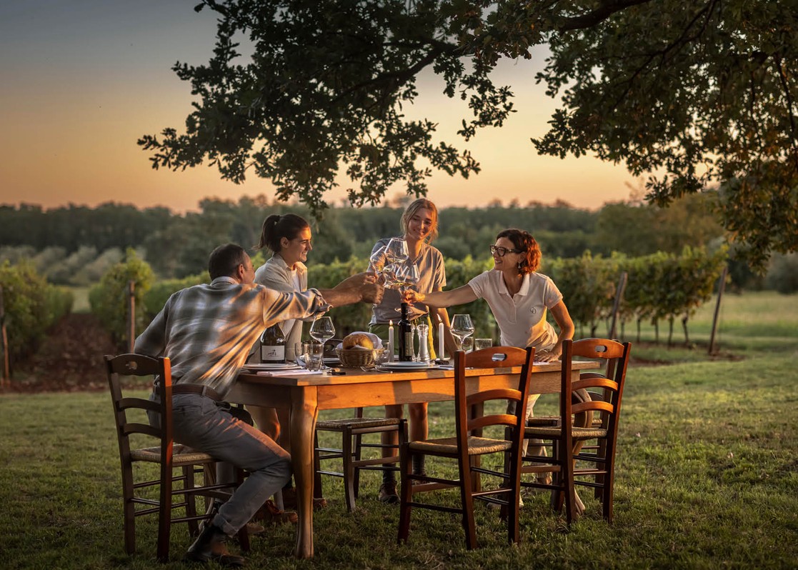 aminess-blog-reasonsw-why-you need-to-visit-croatia-gathering-vineyard