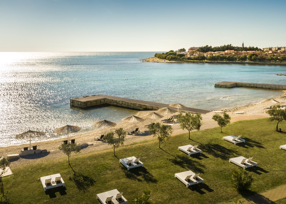 aminess-vival-hotel-maestral-novigrad-beach-sun-loungers