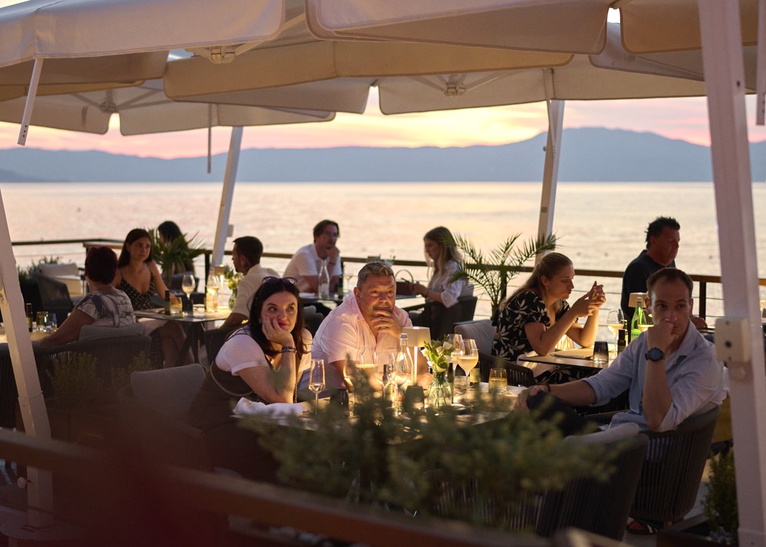 aminess-blog-reasonsw-why-you need-to-visit-croatia-restaurant-with-a-view