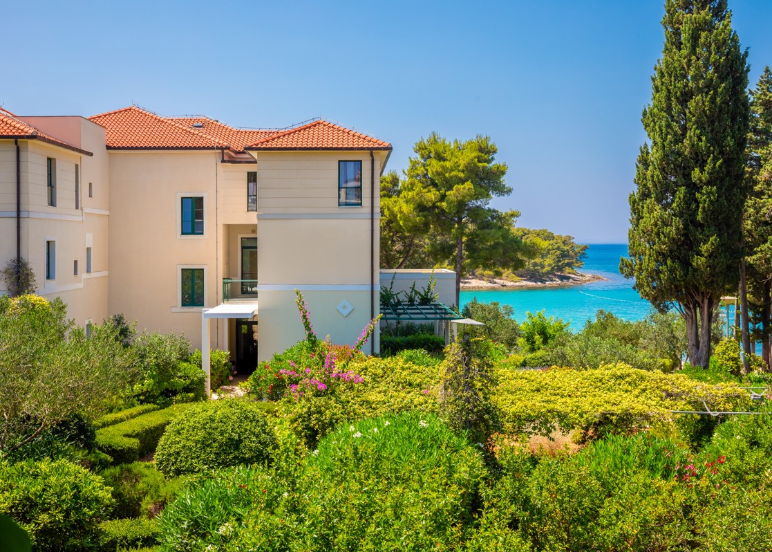 aminess-blog-brac-vivalaris-garden-resort-exterior