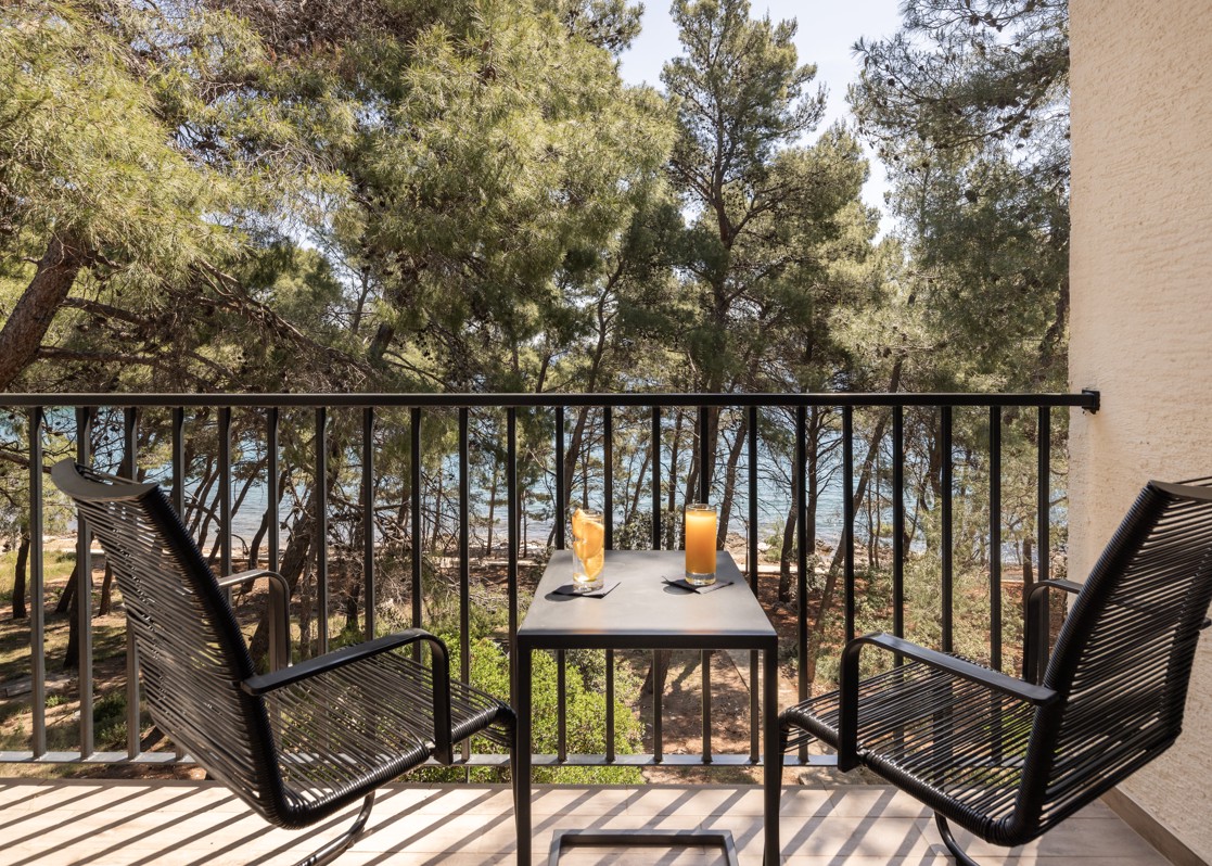 aminess-blog-hvar-sea-view-balcony-breakfast