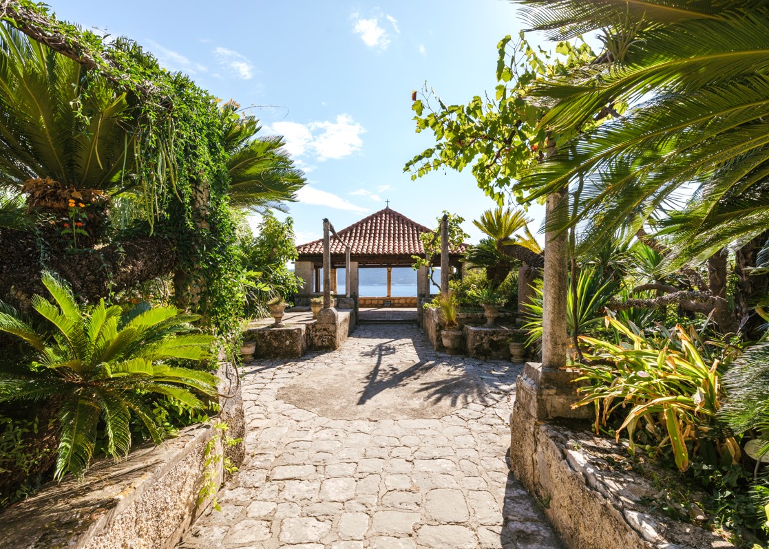 shutterstock_1484407604