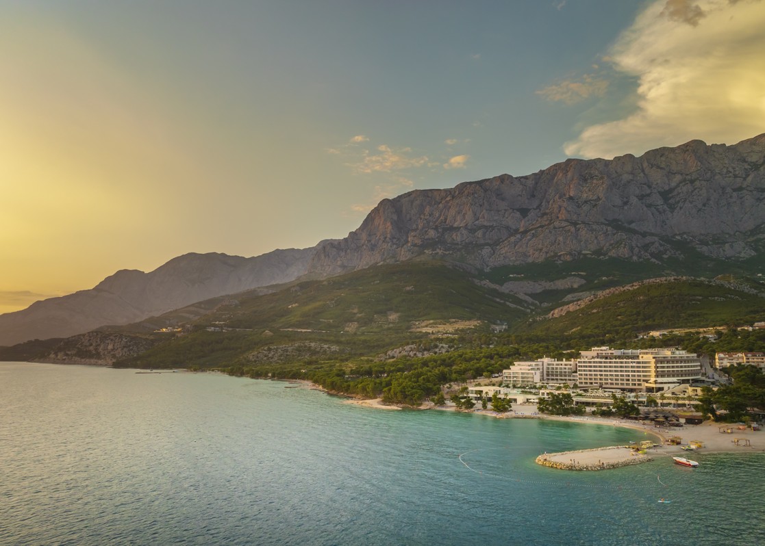 aminess-blog-makarska-seaside-view-mountains