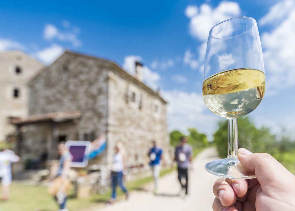 aminess-blog-local-krk-cuisine-wine