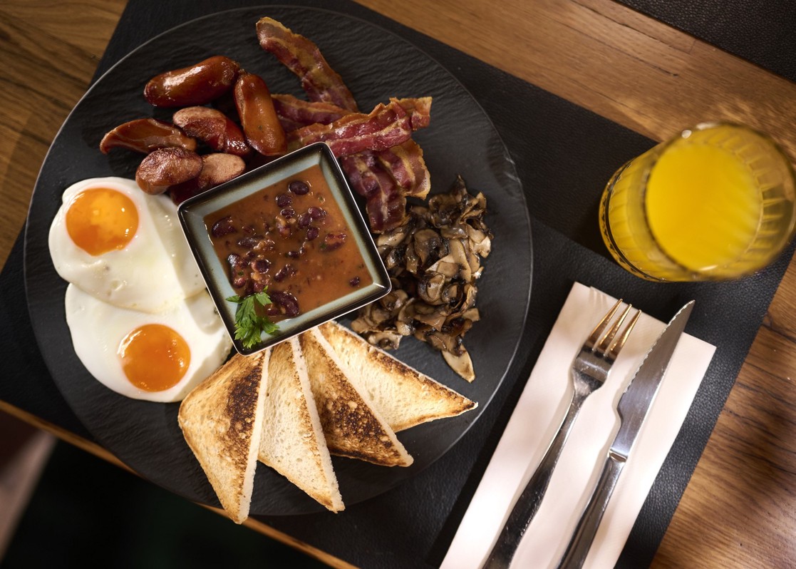aminess-kadoor-hotel-breakfast-eggs-bacon-beans-toast