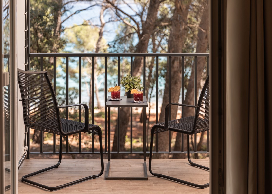 Aminess_Younique_Senses_Resort_2025_Superior_suite_with_seaside_balcony_HA2M_05