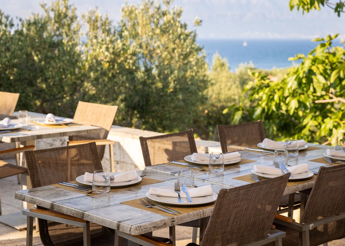 aminess-blog-table-set-in-sutivan