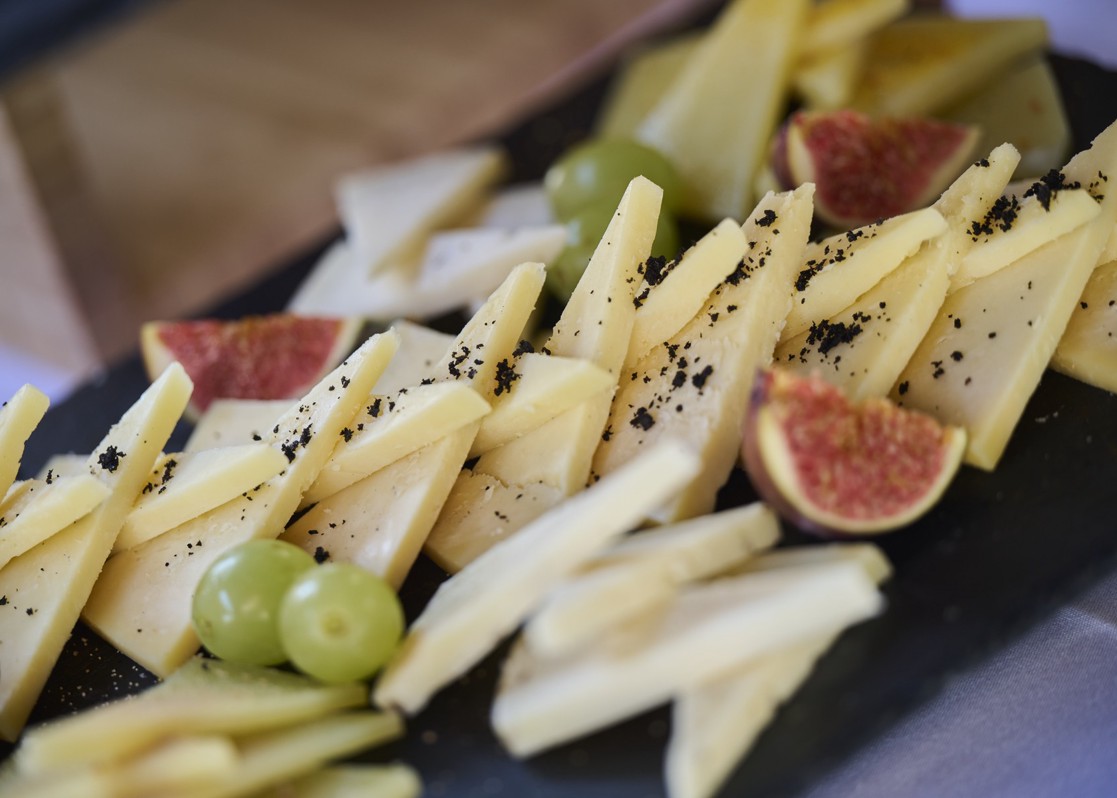 aminess-kadoor-restaurant-karlovac-cheese-platter-fruit