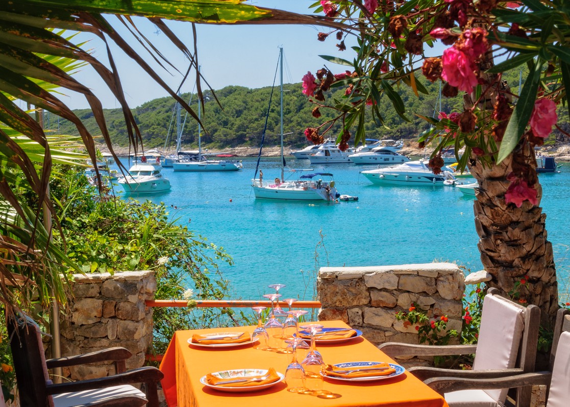 aminess-blog-explore-dalmatian-coast-and-islands-hvar-restaurant-terrasse