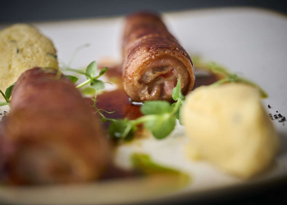 aminess-kadoor-restaurant-karlovac-rolled-meat-puree-sauce