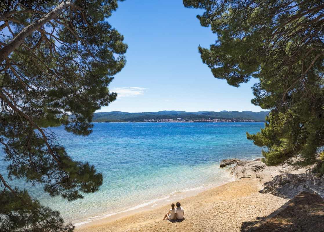aminess-blog-reasonsw-why-you need-to-visit-croatia-sandy-beach