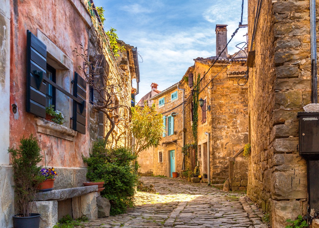 aminess-blog-magical-istrian-hilltop-towns-groznjan-street
