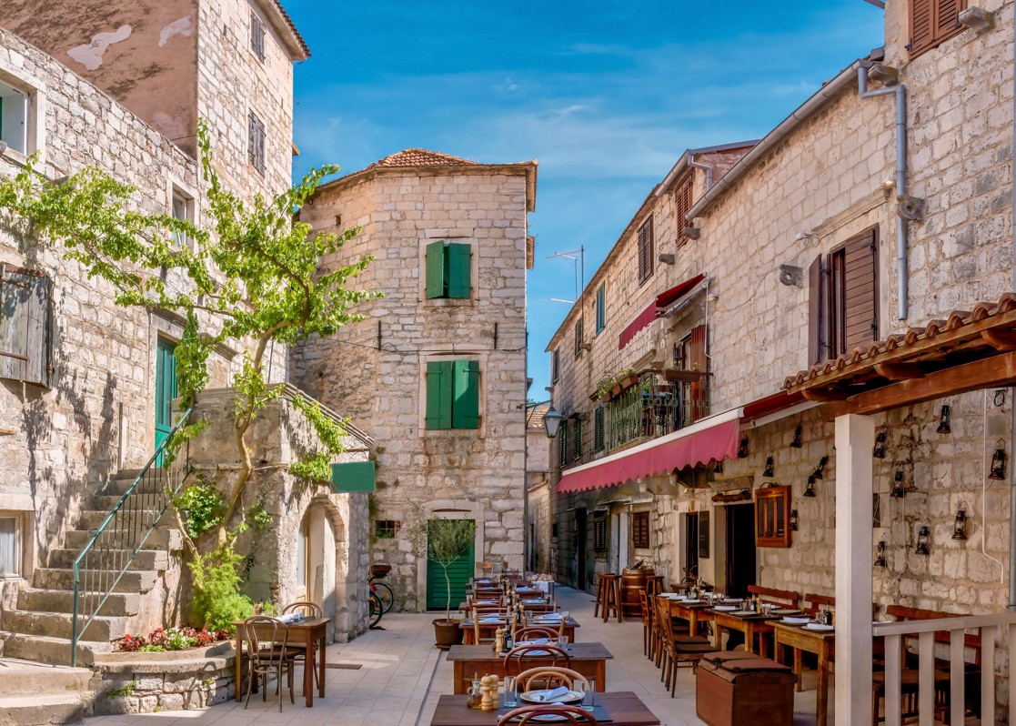 aminess-blog-explore-dalmatian-coast-and-islands-hvar-old-town