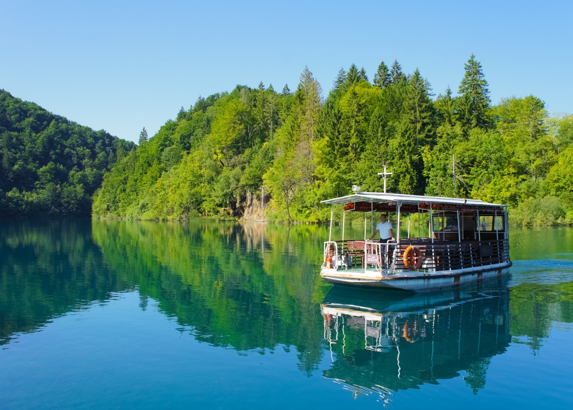 aminess-blog-croatia-during-winter-dinner-krka-national-park-boat