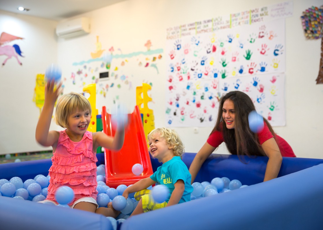 aminess-blog-kids-playroom-with-colorful-balls-and-wall-drawings