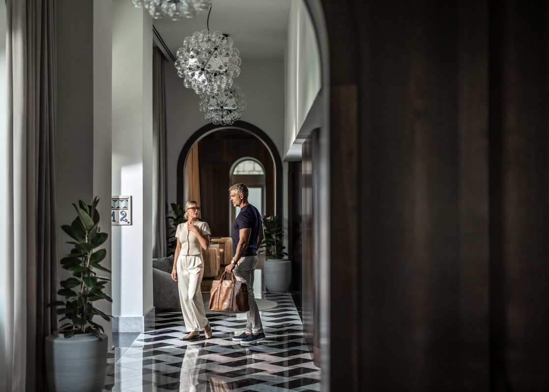 aminess-younique-korcula-heritage-hotel-couple-luggage-corridor