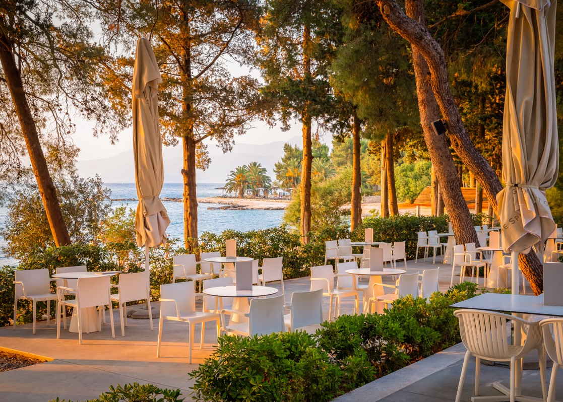 aminess-vival-velaris-resort-brac-punto-mare-bar-area