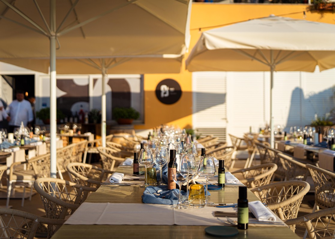 aminess-half-eight-wine-gourmet-night-table