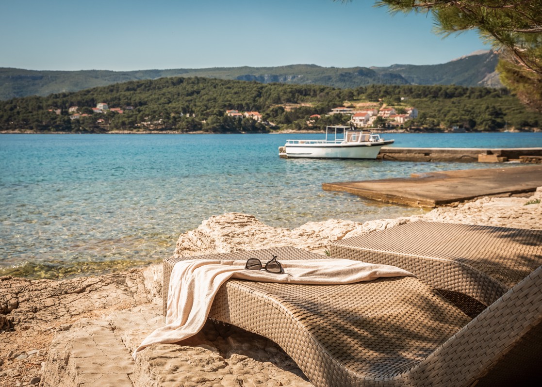 blog-aminess-younique-senses-resort-hvar-beach-subeds-towel