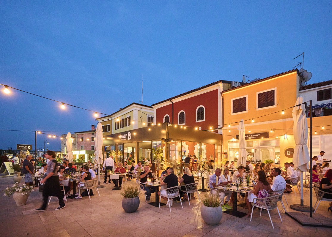 aminess-blog-summer-dinner-town-square