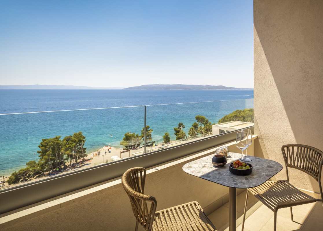 romantic-couple-getaway-in-makarska-khalani-hotel-room